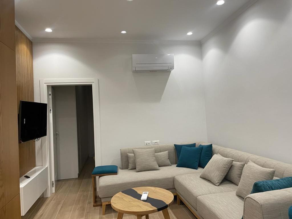 City Center Apartment Kafe Flora Tiranë Ngoại thất bức ảnh